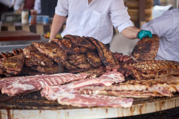 Grande barraca de carne assada de rua em um festival popular