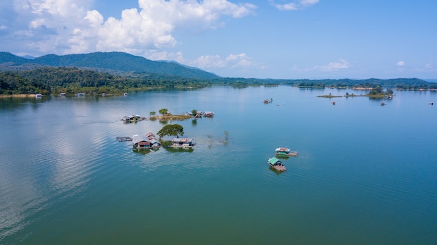 Grande barragem com barcos