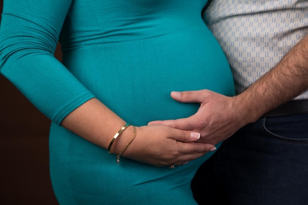 Grande barriga grávida criança que carrega maternidade