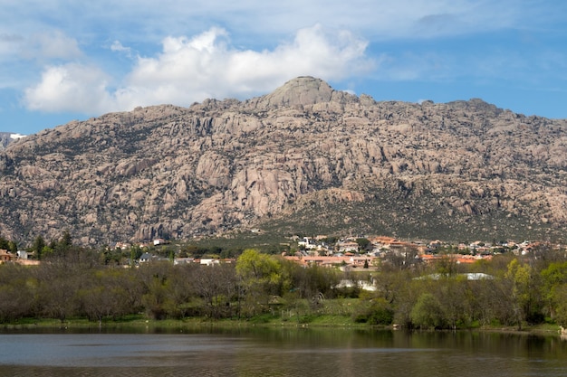 Grande batólito de granito localizado na encosta sul da serra de guadarrama