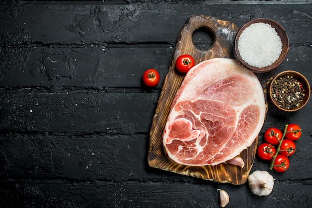 Grande bife de porco cru com tomate e especiarias