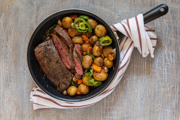 Grande bife frito com batatas novas cozidas com legumes