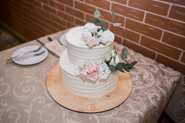 Grande bolo de casamento branco à noite