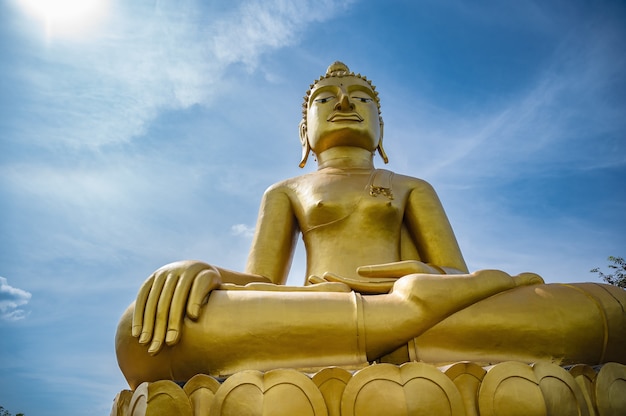 Grande Buda dourado em phu chang noi em chiang khan loei thailad. Chiang Khan é uma cidade velha e um destino muito popular para turistas tailandeses