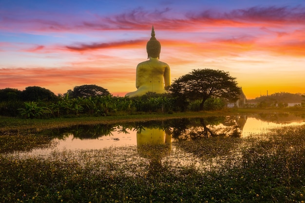 Grande Buda em Wat Muang no santuário budista popular da província de Ang Thong na Tailândia.