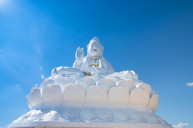 Foto grande buda guanyin na tailândia no norte da tailândia