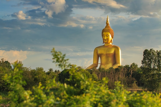 Grande Buda no templo de Wat Muang com pôr do sol, Angthong, Tailândia