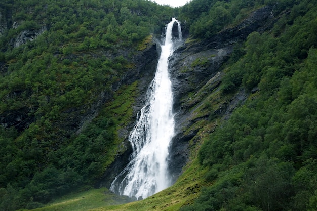 Grande cachoeira em áreas montanhosas e arborizadas