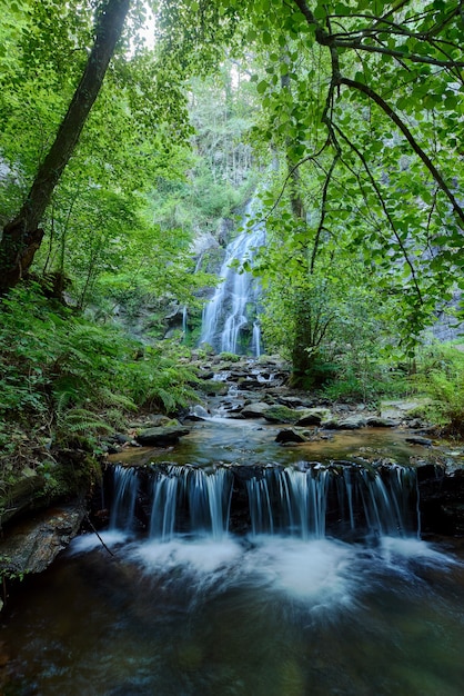 Grande cachoeira formada na região da galiza conhecida como cachoeira las hortas.