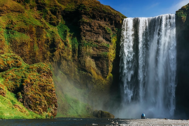 Foto grande cachoeira skogafoss no sul da islândia perto