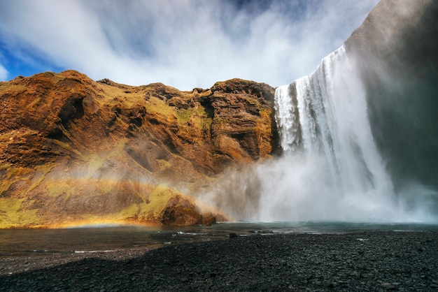 Grande cachoeira Skogafoss no sul da Islândia perto