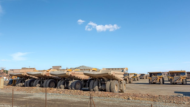 Foto grande caminhão basculante amarelo para transporte de minério de ferro e indústria de cobre na espanha