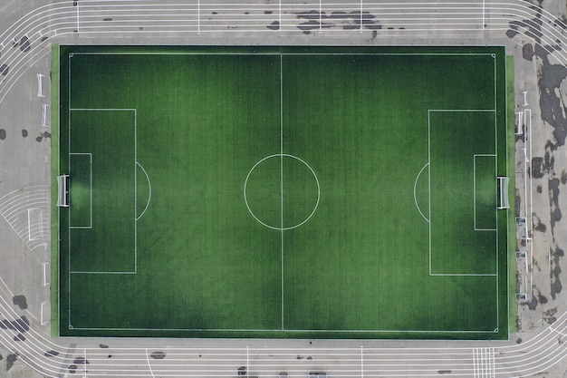 Grande campo de futebol verde no estádio