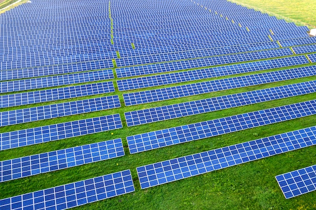 Grande campo de painéis solares