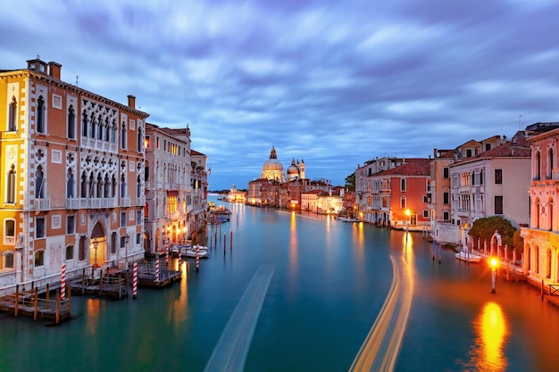 Grande canal à noite em Veneza Itália