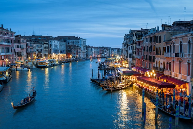 Grande canal à noite em Veneza Itália