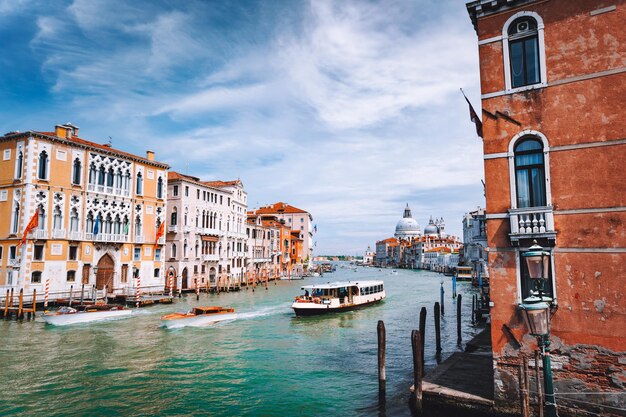 Grande Canal Basílica Santa Maria della Salute no fundo Veneza Itália