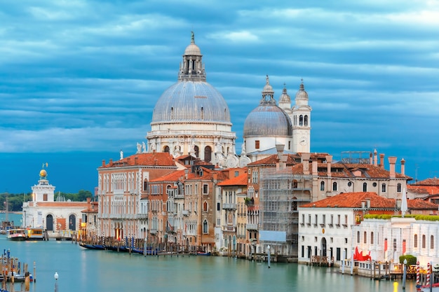 Grande canal e a Basílica de Santa Maria da Saúde ou Basílica di Santa Maria della Salute no crepúsculo em Veneza Itália