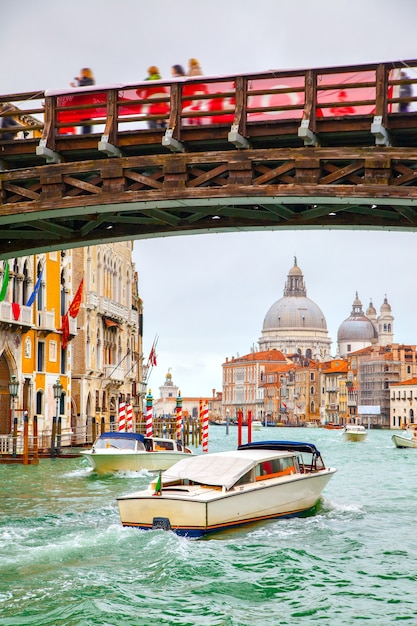 Grande Canal e Ponte dell'Accademia em Veneza, Itália