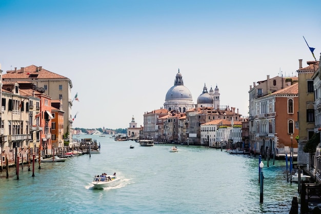 Grande Canal e Santa Maria della saudação contra o céu na cidade