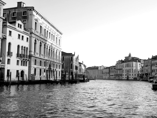 Grande canal em meio a edifícios contra o céu limpo