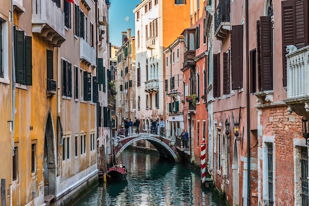 Grande canal em meio a edifícios contra o céu