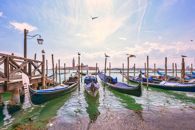 Grande canal em Veneza com barcos, Piazza San Marco, Itália
