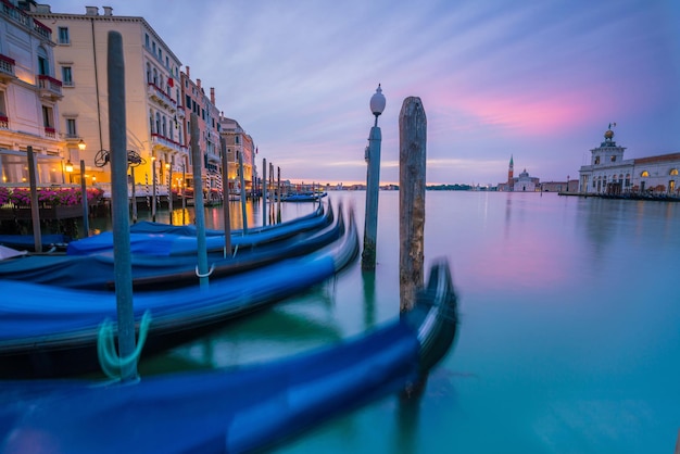 Grande Canal em Veneza, Itália ao entardecer