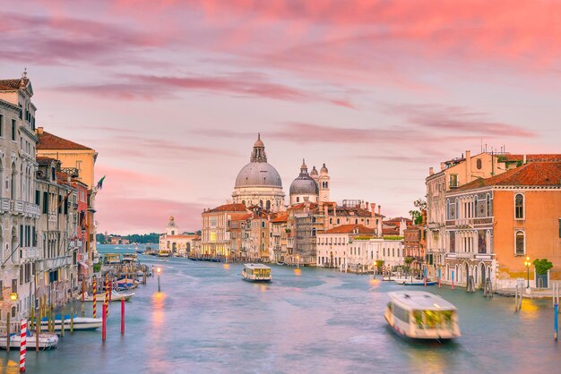 Grande Canal em Veneza, Itália, com a Basílica de Santa Maria della Salute ao fundo ao crepúsculo