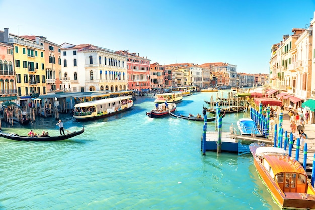 Grande canal em veneza - paisagem de viagens pela cidade com barcos e gôndola