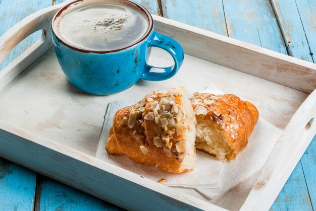 Grande caneca de café, croissant e jornal