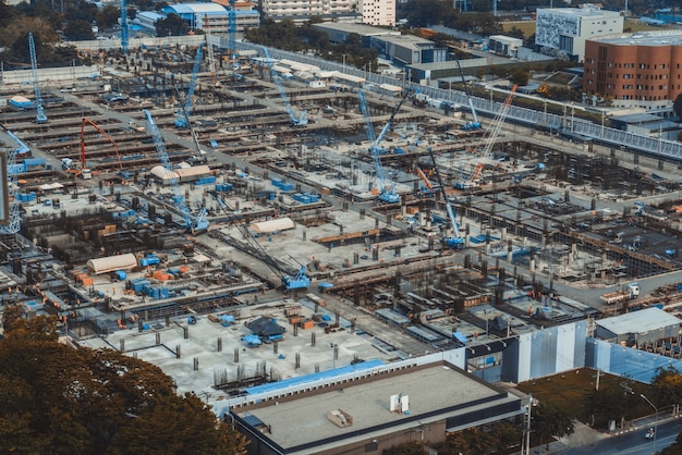 Grande canteiro de obras com maquinário pesado na metrópole