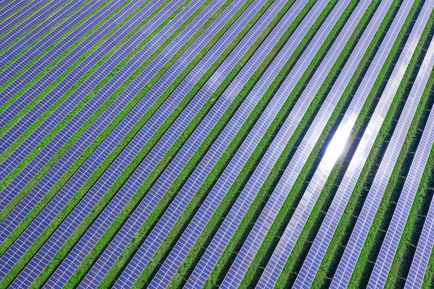 Grande central solar, fonte de eletricidade amiga do ambiente. Visão do zangão.