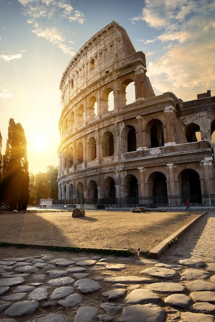 Foto grande coliseu romano sob o sol da manhã, itália