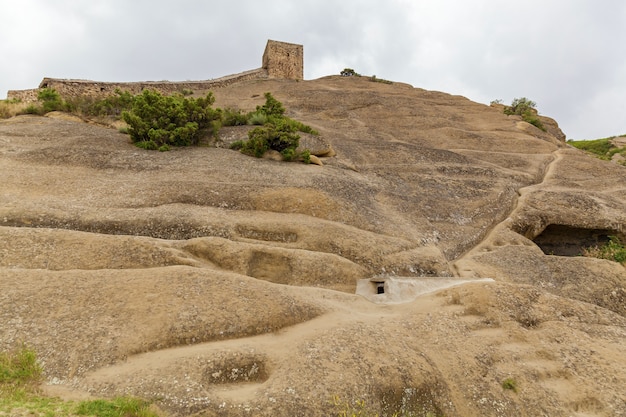 Grande complexo de cavernas do mosteiro david goreji em kakheti, geórgia, na fronteira com o azerbaijão