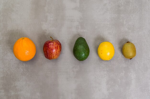 Grande conceito de alimentação saudável, frutas diversas. laranja, maçã, kiwi, limão.