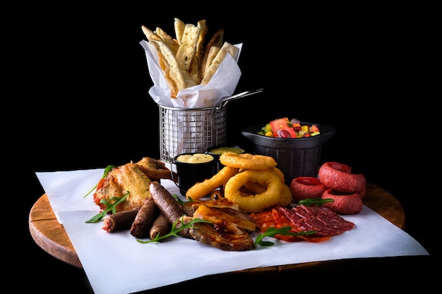 Grande conjunto de lanche para cerveja no preto