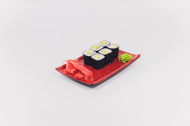 grande conjunto de sushi colorido isolado em fundo branco