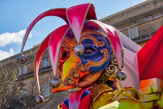 Grande desfile anual de mardi gras fat terça-feira na rua maltesa de carros alegóricos alegóricos e masquerader p