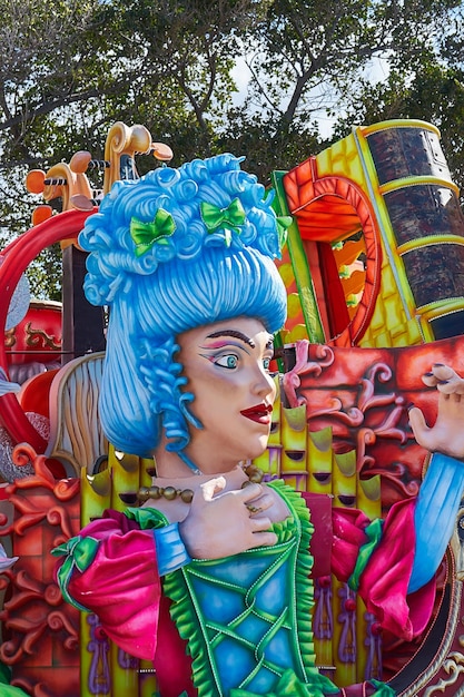 Grande desfile anual de mardi gras fat terça-feira na rua maltesa de carros alegóricos alegóricos e masquerader p