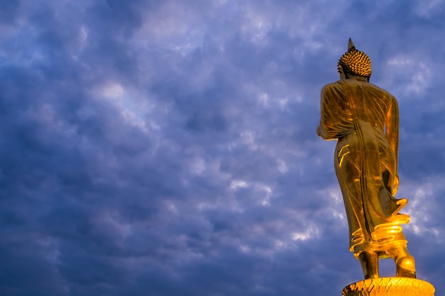 Grande, dourado, buddha, estátua