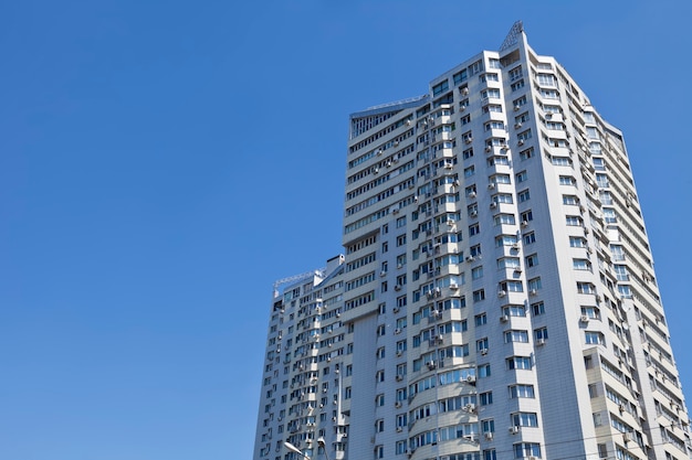 Grande edifício de vários andares em um céu azul