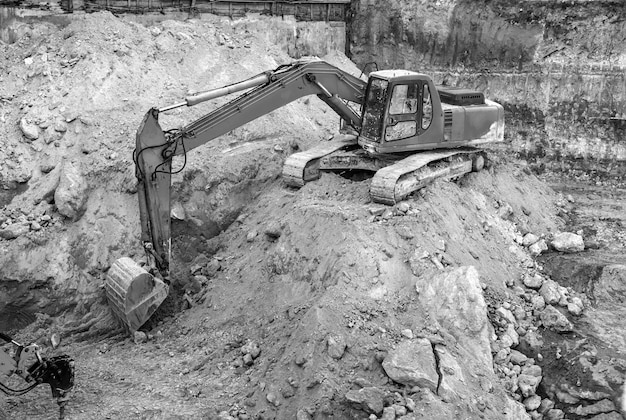 Grande escavadeira amarela trabalhando no canteiro de obras