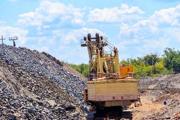 Grande escavadeira trabalhando na indústria de mineração de pedreira de minério de ferro