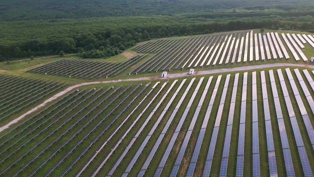 Grande estação de energia solar em uma vista aérea de prado verde