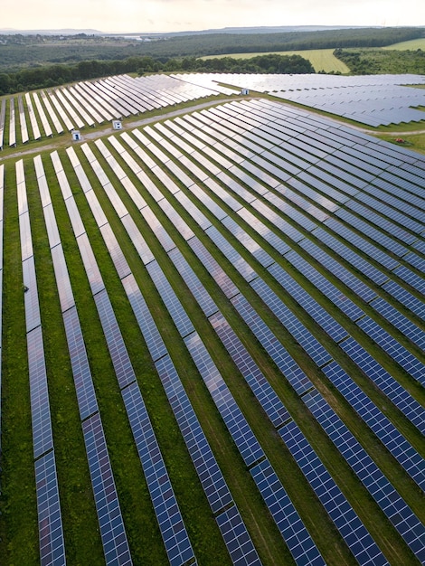 Grande estação de energia solar em uma vista aérea de prado verde