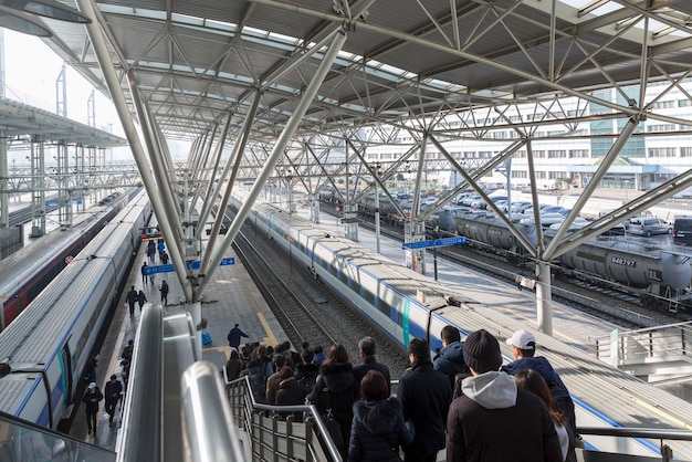 Grande estação ferroviária com plataformas de pessoas e trens Turismo e viagens Seul Coreia do Sul 20171231