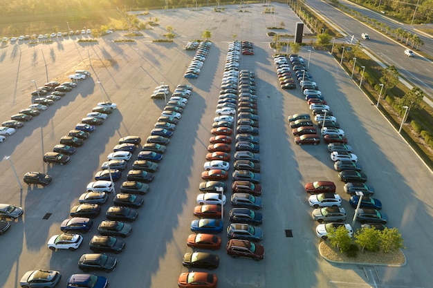 Foto grande estacionamento de concessionário local com muitos carros novos estacionados para venda desenvolvimento da indústria automotiva americana e distribuição de veículos fabricados conceito