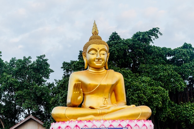 Grande estátua de Buda dourada no templo da Tailândia