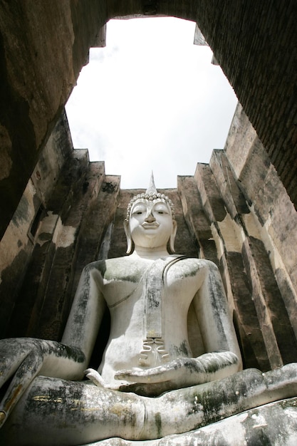 Grande estátua de Buda no templo